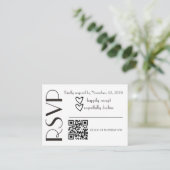 Eenvoudige RSVP Zwart Wit Hart Trouw QR Code Informatiekaartje (Staand voorkant)