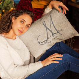 Eenvoudige rustieke beige jute monogram bruiloft kussen
