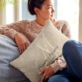 Eenvoudige rustieke beige jute monogram bruiloft kussen