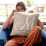 Eenvoudige rustieke beige jute monogram bruiloft kussen<br><div class="desc">Voeg een vleugje rustieke elegantie toe aan uw speciale dag met ons Simple Rustic Beige Burlap Monogram Wedding Sierkussen. Ontworpen voor koppels die van tijdloze, op het land geïnspireerde charme houden, heeft dit gepersonaliseerde bruidskussen een zachte beige jute textuur die is afgedrukt op hoogwaardige stof. Met het klassieke monogram kunt...</div>