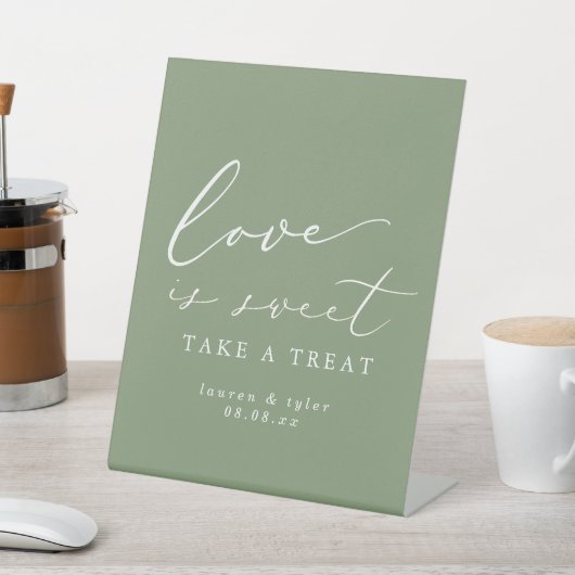 Eenvoudige Sage Green Love is Sweet Wedding Desser Reclamebord Met Voetstuk (Insitu)