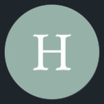Eenvoudige Sage Green Monogram Weddenschap Ronde Sticker<br><div class="desc">Eenvoudige maar elegante trouwkleur met uw monogram in een witte serif doopvont over een sage groene achtergrond. De achtergrond en de doopvontkleuren kunnen in om het even welke kleuren worden veranderd die u wenst. Een eenvoudig en eenvoudig ontwerp dat nog steeds even stijlvol is. Deze moderne en minimalistische stickers maken...</div>