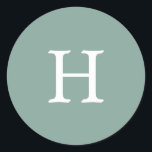 Eenvoudige Sage Green Monogram Weddenschap Ronde Sticker<br><div class="desc">Eenvoudige maar elegante trouwkleur met uw monogram in een witte serif doopvont over een sage groene achtergrond. De achtergrond en de doopvontkleuren kunnen in om het even welke kleuren worden veranderd die u wenst. Een eenvoudig en eenvoudig ontwerp dat nog steeds even stijlvol is. Deze moderne en minimalistische stickers maken...</div>