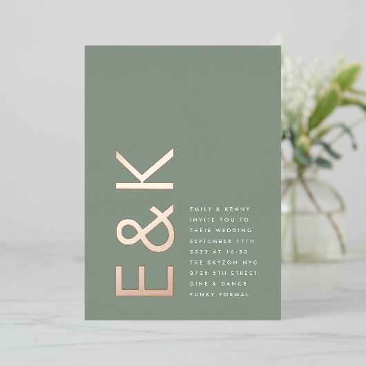 Eenvoudige Sage Green Ultra Monogram Weddenschap R Folie Uitnodiging (Staand Voorkant)