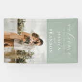 Eenvoudige Sage Groene Chique Foto Bruiloft Welkom Spandoek (Horizontaal)