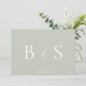Eenvoudige Sage & Witte Monogram QR Code Save The Date (Staand voorkant)