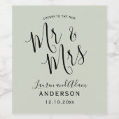 Eenvoudige saliegroene Mr & Mrs script bruiloft Wijn Etiket (Enkel label)