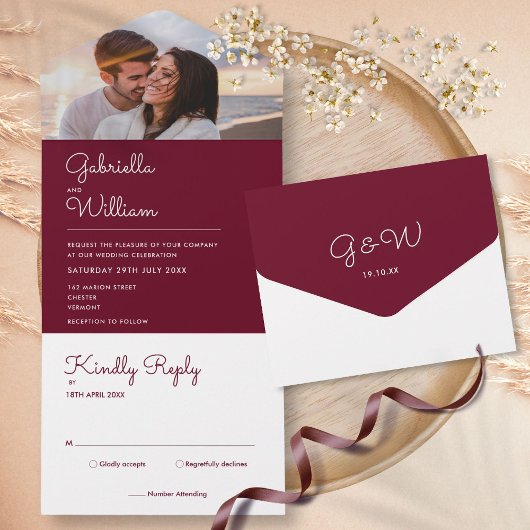 Eenvoudige Script Burgundy Monogram Foto Bruiloft All In One Uitnodiging