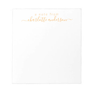 Eenvoudige script-lettering in geel gepersonalisee notitieblok