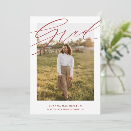 Eenvoudige Script Red Photo Afstuderen Aankondigin Kaart (Staand voorkant)