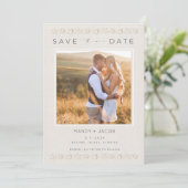 Eenvoudige Seashell Beach Bruiloft Save the Date (Staand voorkant)