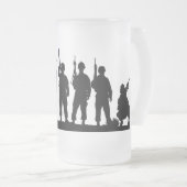 Eenvoudige Soldaten Silhouet Matglas Bierpul (Voorkant rechts)