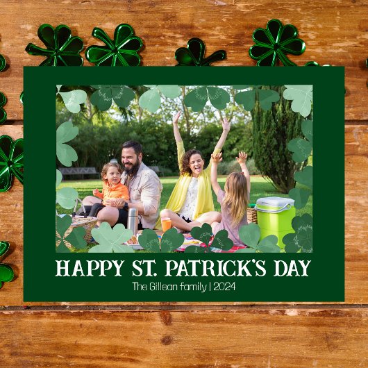 Eenvoudige St. Patrick's day Shamrocks familie fot Feestdagenkaart