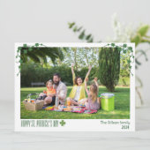 Eenvoudige St. Patrick's Day Shamrocks gezelfoto  Feestdagenkaart (Staand voorkant)