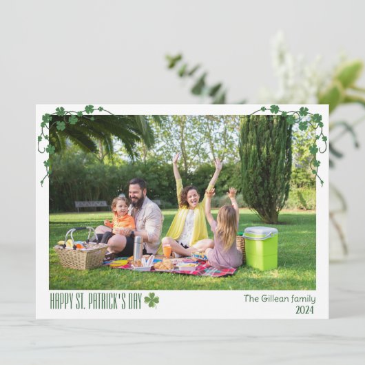 Eenvoudige St. Patrick's Day Shamrocks gezelfoto  Feestdagenkaart (Staand voorkant)
