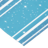 Eenvoudige sterren op een blauwe helling met witte tafelkleed (Gekanteld)