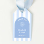 Eenvoudige Stijlvolle Boog Kust Huwelijksgunst Lab Cadeaulabel<br><div class="desc">Een eenvoudige en stijlvolle bruiloft gunst label ontwerp met een witte schelp en witte tekst tegen een blauw boog (allemaal tegen een brede blauw-witte streep print achtergrond).</div>
