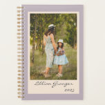 Eenvoudige stijlvolle gedempte Lila gepersonalisee Planner<br><div class="desc">Plan uw dagen, weken en maanden met gemak met behulp van deze eenvoudige en stijlvolle ongedateerde planner in een gedempte lila woestijnkleur. Deze planner biedt ruimte voor uw favoriete foto en gepersonaliseerde jouw namen en geeft uw organisatie een persoonlijk tintje. Het flexibele ongedateerde formaat stelt u in staat om te...</div>