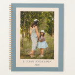 Eenvoudige stijlvolle gepersonaliseerde foto blauw planner<br><div class="desc">Plan uw dagen, weken en maanden met deze eenvoudige en stijlvolle, ongeëvenaarde, stoffige blauwe planner met uw favoriete foto en op maat van jouw naam. Geweldig cadeauidee.</div>