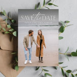 Eenvoudige stijlvolle moderne verticale foto save the date<br><div class="desc">Deze eenvoudige maar stijlvolle foto om de datumkaart op te slaan is de perfecte manier om je verloving en aanstaande bruiloft aan vrienden en familie aan te kondigen. De voorkant van deze verticale save the date is voorzien van een modern type behandeling in wit bovenaan een enkele foto. De achterkant...</div>