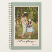 Eenvoudige Stijlvolle Sage Green Gepersonaliseerde Planner (Voorkant)