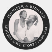 Eenvoudige stijlvolle zwart-wit liefde foto bruilo ronde sticker (Voorkant)