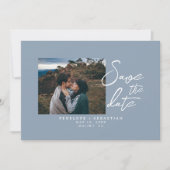 Eenvoudige stoffige blauwe kalligrafie boho foto b save the date (Voorkant)