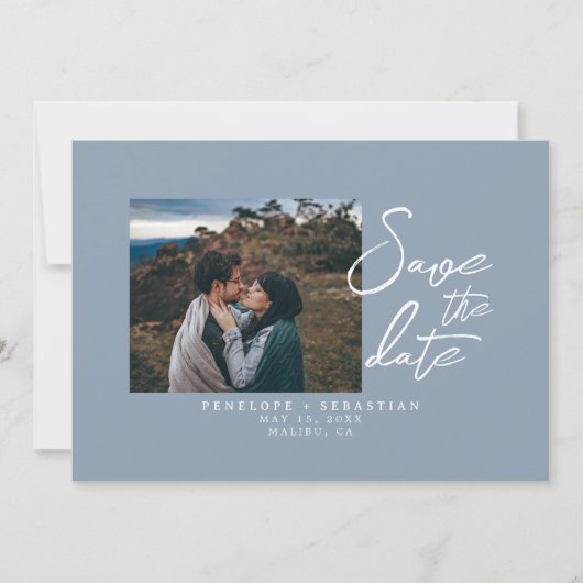 Eenvoudige stoffige blauwe kalligrafie boho foto b save the date (Voorkant)