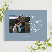 Eenvoudige stoffige blauwe kalligrafie boho foto b save the date