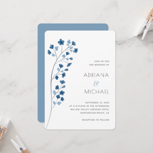 Eenvoudige Stoffige Blauwe Waterverf Bloemenuitnod Kaart (Voorkant / Achterkant in situ)