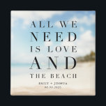 Eenvoudige strand bruiloft gunst magneet<br><div class="desc">Eenvoudige strand bruiloft gunst magneten met het gezegde "Alles wat we nodig hebben is liefde en het strand". Gepersonaliseerd met je namen en trouwdatum.</div>
