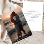 Eenvoudige strandfoto Vrolijk en getrouwde Kerstmi Feestdagenkaart<br><div class="desc">Vier je eerste kerst als pasgetrouwden met deze moderne minimalistische vrolijke en getrouwde kaart. Met een strandfoto is het perfect om je vreugde te delen met geliefden. Ideaal voor koppels of gezinnen,  deze vrolijke kerststrandfotokaart biedt een schoon,  seizoensgebonden ontwerp met elegante kalligrafie.</div>