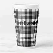 Eenvoudige Tartan Zwart-wit Monogram Naam | Latte Mok (Voorkant)