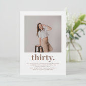 Eenvoudige Taupe Bruin Minimale Foto 30e Verjaarda Kaart (Staand voorkant)