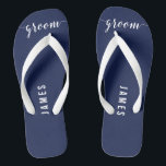 Eenvoudige Teenslippers van de Groom Navy Blue Wed<br><div class="desc">Eenvoudige Groom-marinekleurpartij met brede riemen en aanpasbare tekst - u kunt Groom's naam toevoegen</div>