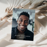 Eenvoudige tekst | Verticale tweefasefotograaf Kaart<br><div class="desc">Deze eenvoudige en moderne partijuitnodiging van het afstudeerder kenmerkt uw persoonlijke foto op de voorzijde,  en een andere op de rug,  met uw informatie van het afstuderen in een moderne witte tekstbekleding. Een minimalistische,  klassieke look waar de afstuderen van houden.</div>