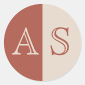 Eenvoudige terracotta monogram bruiloft envelop af ronde sticker (Voorkant)