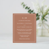 Eenvoudige Terracotta Monogram Budget Trouwuitnodi (Staand voorkant)