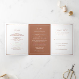 Eenvoudige Terracotta Monogram Elegante Trouw Drieluik Uitnodiging