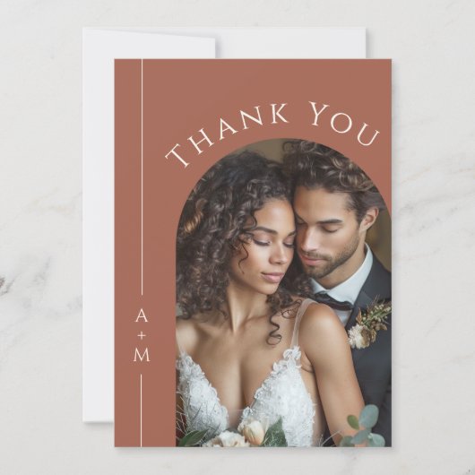 Eenvoudige Terracotta Monogram Trouwfoto Dank u Bedankkaart (Voorkant)
