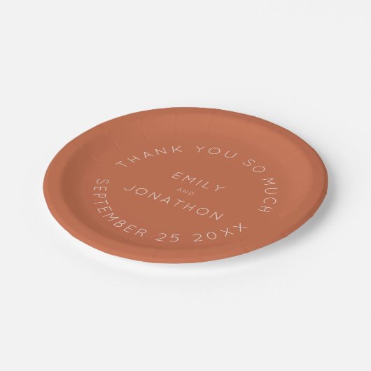 Eenvoudige Terracotta Names Datum Tekst Aangepast Papieren Bordje (Gekanteld)