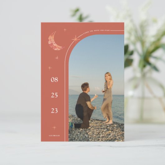 Eenvoudige terracotta Wedding Save the Date (Staand voorkant)