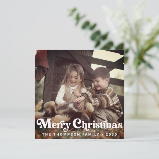 Eenvoudige Trendy Retro Typografie Foto Kerstmis Feestdagenkaart (Staand voorkant)