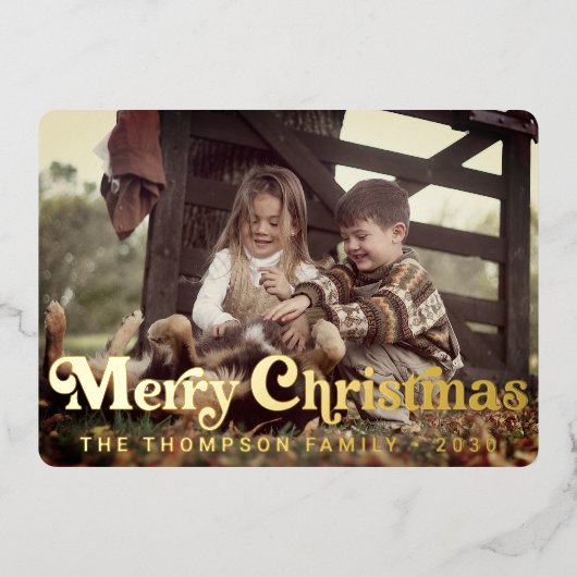 Eenvoudige Trendy Retro Typografie Foto Kerstmis Folie Feestdagenkaart (Voorkant)
