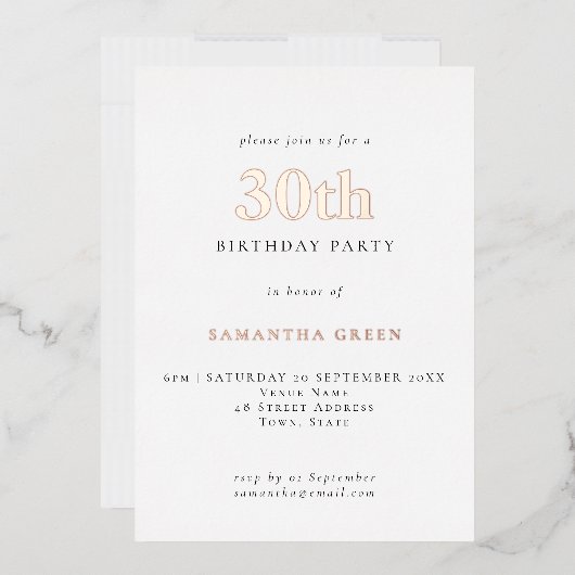 Eenvoudige Typografie 30th Birthday Roos Gold Folie Uitnodiging (Envelop)