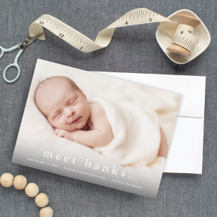 Eenvoudige typografie babyfoto geboorteaankondigin aankondiging