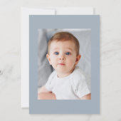 Eenvoudige typografie Dusty Blue doop uitnodiging (Achterkant)