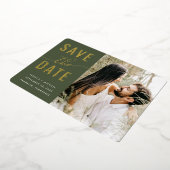 Eenvoudige Typografie Foto Olive Green Wedding Folie Uitnodiging (Gedraaid)