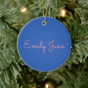 Eenvoudige typografie in roze en blauw gepersonali keramisch ornament