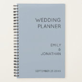 Eenvoudige Typografie Namen Datum Stoffig Blauw Br Planner (Voorkant)